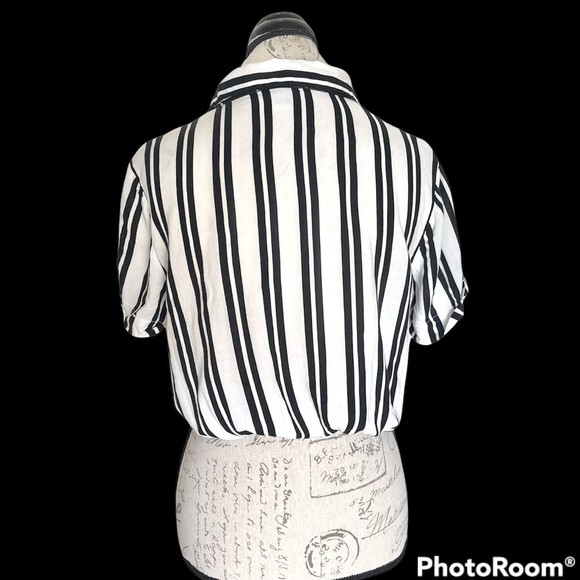 Forever 21 Womens Cropped Twist Hem Blouse Short Sleeve Stripe Sz Medium Collar - Picture 6 of 12
